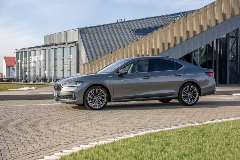 Superb recebe um sistema de propulsão híbrido plug-in com 272 cv de potência